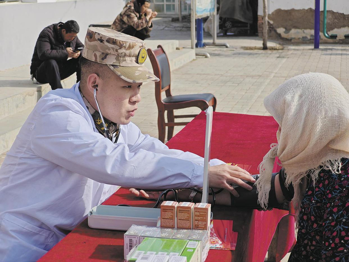 武警青海总队海东支队官兵开展爱民助民活动。通讯员 罗子怡 摄