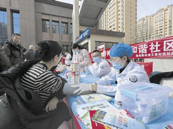 健康义诊将便民服务送到居民家门口。本报记者 倪晓颖 摄