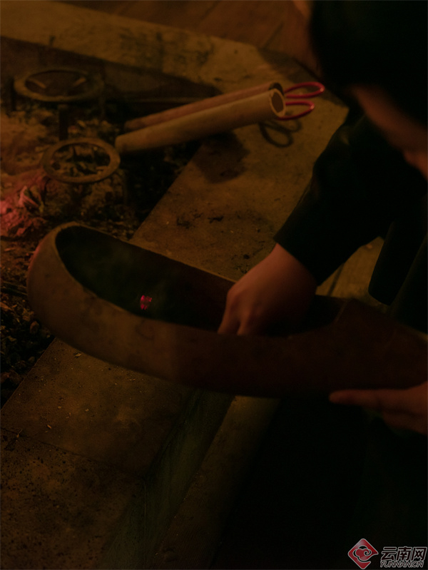 景迈山方物之外阿百腊民宿火塘弹唱、烤茶体验