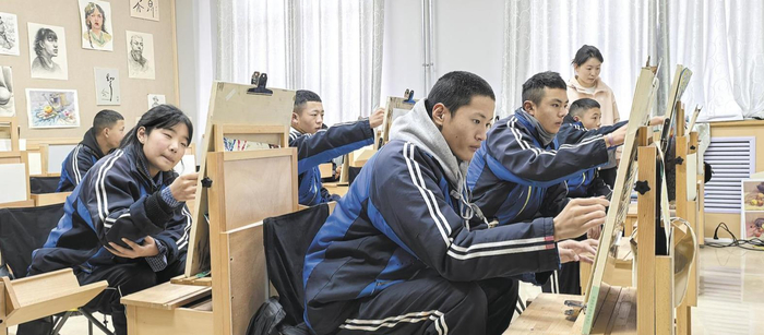 学生们认真临摹。余晖 程宦宁 摄