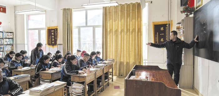 课堂提问。余晖 程宦宁 摄