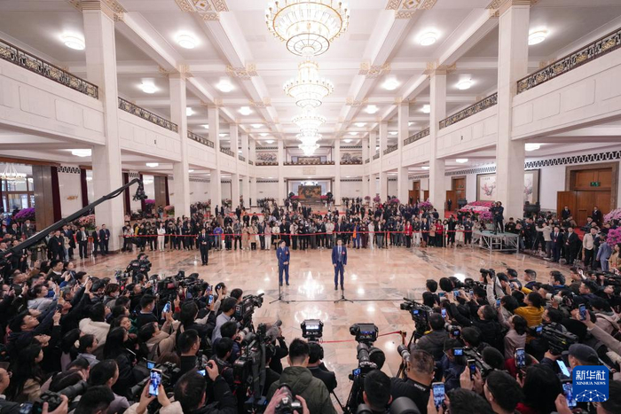   3月5日，第十四届全国人民代表大会第三次会议首场“代表通道”集中采访活动在北京人民大会堂举行。新华社记者 郑焕松 摄