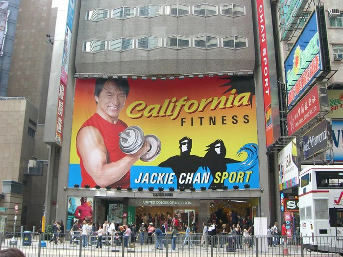 成龙为加州健身代言的广告，图源：精练GymSquare