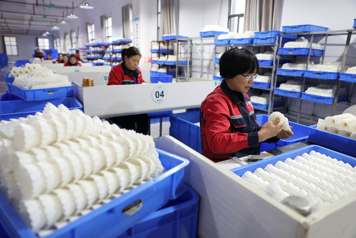 锦屏经开区一家羽毛球企业生产忙。杨晓海 摄 （贵州图片库发）