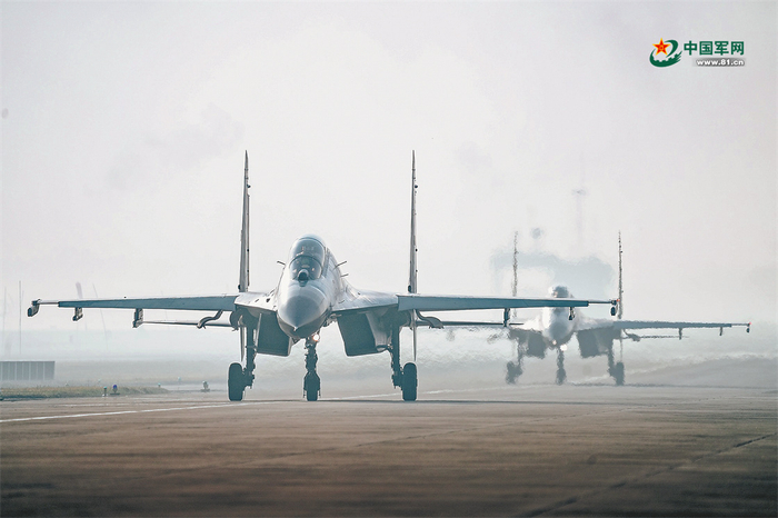 　　南部战区海军航空兵某部开展飞行训练。解放军报特约通讯员　傅金泉 摄
