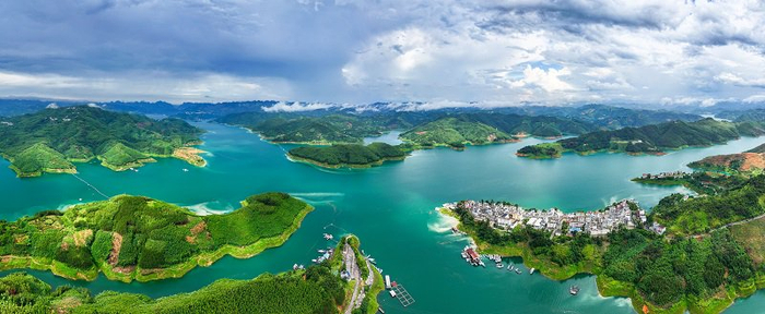 碧波荡漾万峰湖。贵州法治报记者 刘朝富 摄