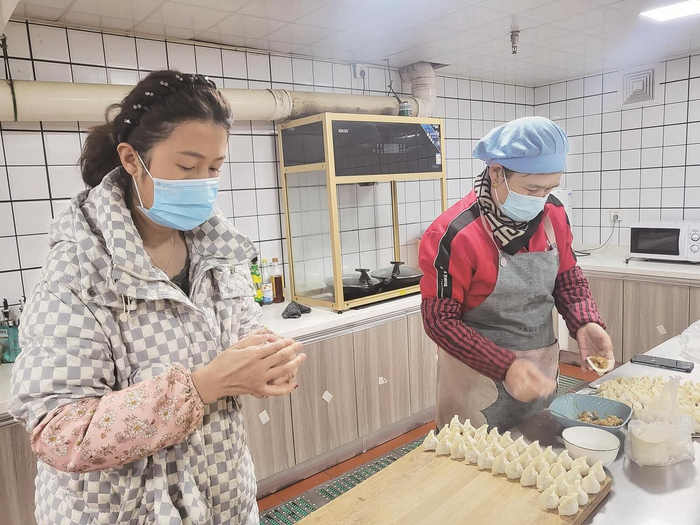 工作人员正在做饭。