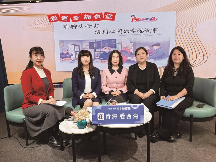 主播燕卓，嘉宾刘佳、李守顺、凤超平、马菊珍（从左到右）。祁晓军 燕卓 季蓉 摄