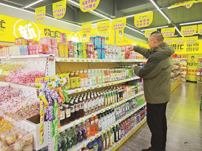 消费者选购零食。