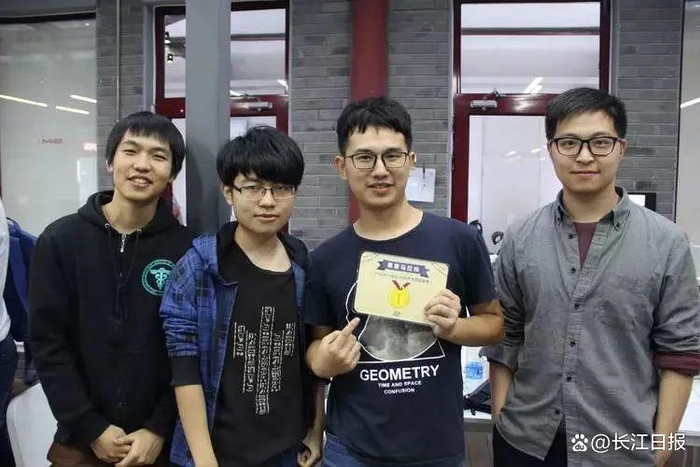 2016年10月的肖弘（右二）和创业团队。图源：华科大启明学院官网