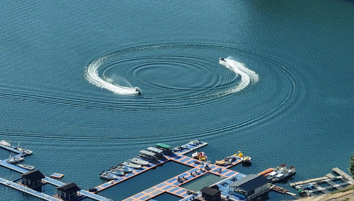 游客在贵州省黔西南布依族苗族自治州兴义市的万峰湖乘坐快艇游览。