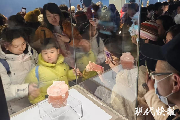 “数见苏韵•家门口看大展”环省行活动无锡站巡展，观众围绕文物周围拍照打卡。图源：无锡博物院