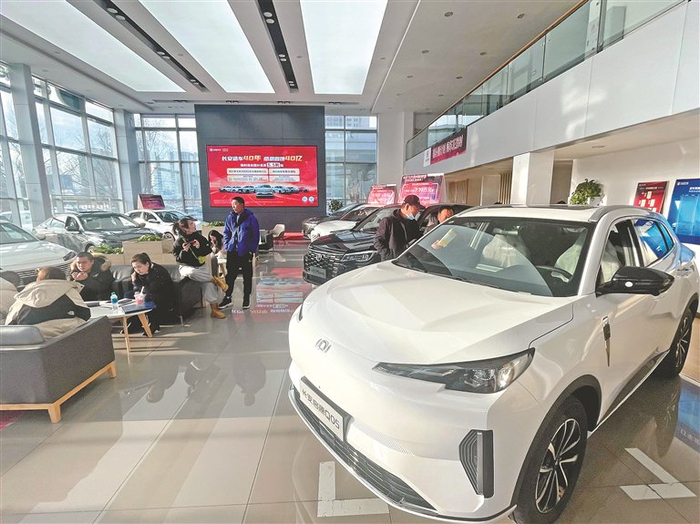 大庆市民挑选新能源电动车。本报记者 刘楠摄