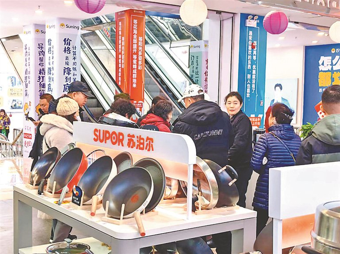 哈尔滨市民选购心仪的厨具。本报记者 韩丽平摄