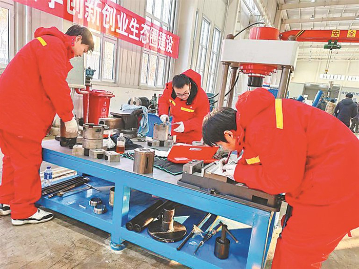 环东北石油大学创新创业生态圈科研人员在进行产品创新。本报记者 彭溢摄