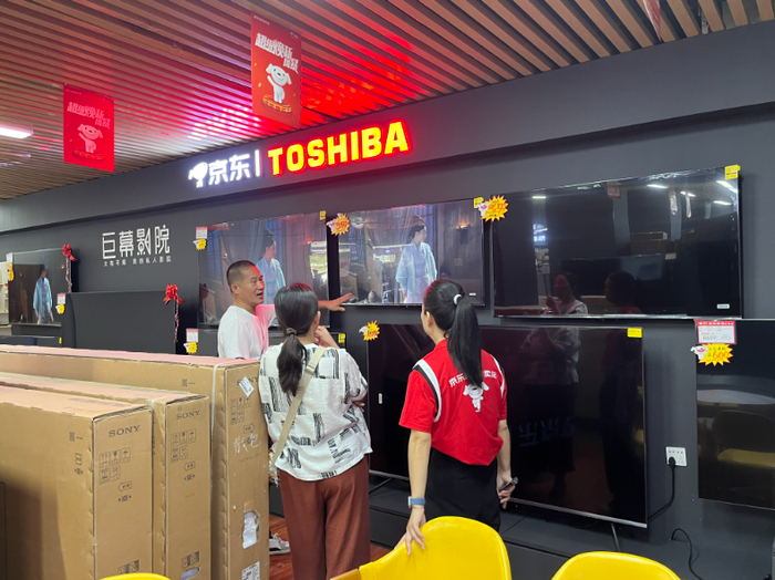 △（资料图）肇庆市民在选购家电产品。肇庆市融媒体中心记者 甘婉怡 摄