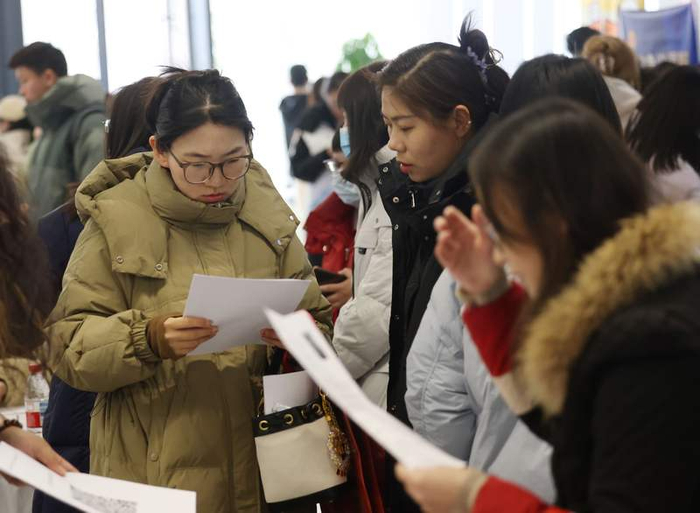 求职者在现场看招聘信息。新京报记者 王贵彬 摄