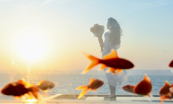 在海晏村，游客与日落合影。云南日报-云新闻记者高吴双 摄