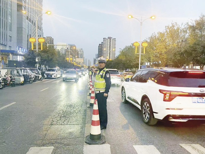 民警在西安市凤景小学门前疏导交通。