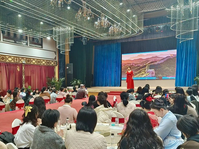 3月7日，在活动演出环节，演员正在舞台上表演精彩节目。容城县委宣传部供图