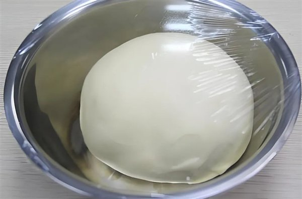 △ 发面的时候用保鲜袋密封可以确保酵母菌占据主导