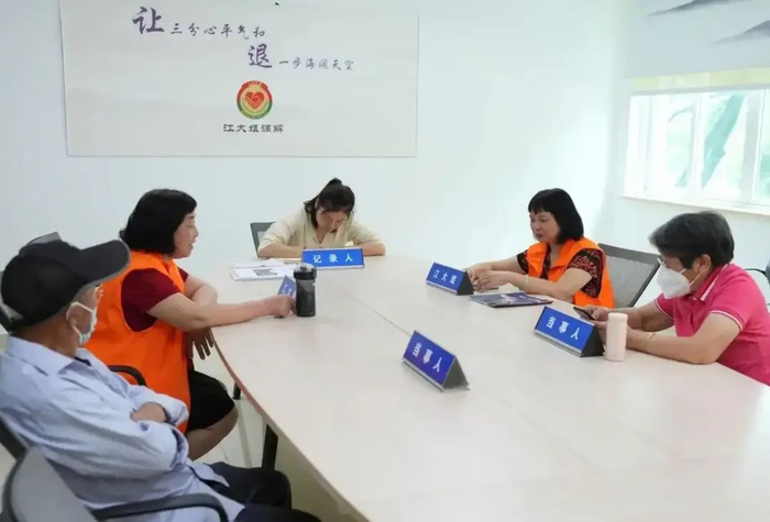 在绍兴诸暨市，两名调解员在为群众进行调解