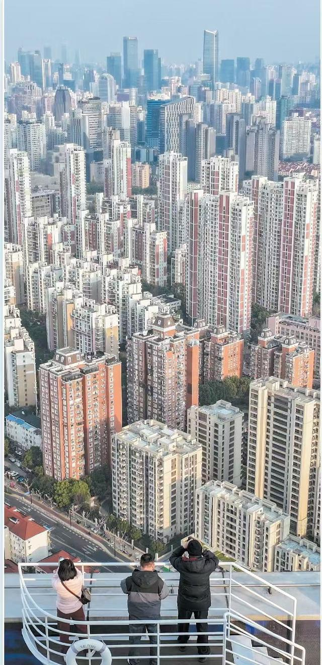 今年春节期间，上海环球港双子塔258米的52层观光平台正式开放，因价格亲民、视野开阔深受市民游客欢迎。 文汇报 张伊辰摄