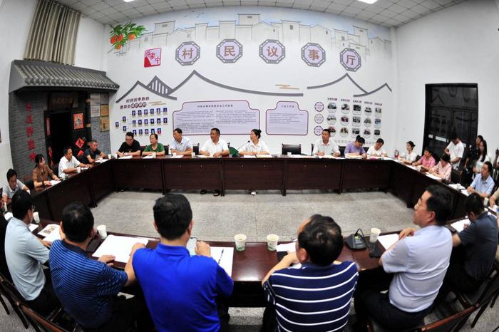 宜昌市许家冲村的村民议事厅内，村干部与村民代表展开热烈讨论。（视界网 张国荣 摄）