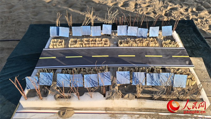 塔克拉玛干沙漠空白区通过工程治沙、生物治沙、光伏治沙完成锁边，图为治沙方式的模型。人民网记者陈新辉摄