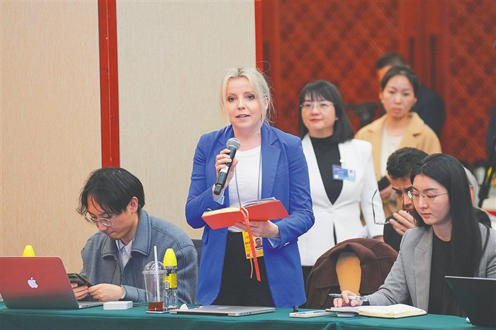 海南代表团开放团组活动现场，正在提问的外媒记者。