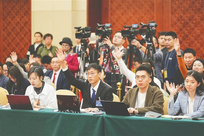 海南代表团开放团组活动现场，媒体记者踊跃提问。