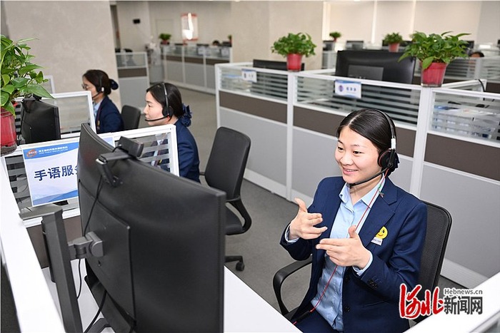 2月28日，河北省12345政务服务便民热线话务服务现场，手语服务专席话务员在接听听障人士来电。河北日报记者 史晟全摄
