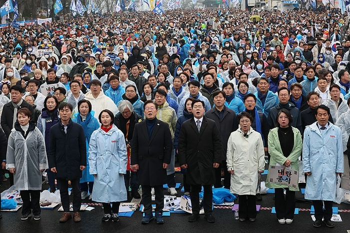 　　△3月1日，韩国五大在野党举行共同集会，呼吁弹劾尹锡悦。