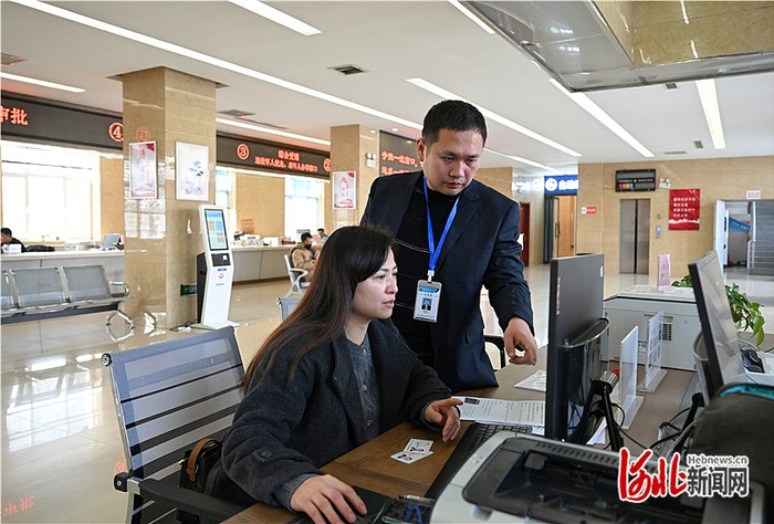 1月26日，威县政务服务大厅帮办专员帮助商户申请办理营业执照。河北日报记者赵永辉 摄