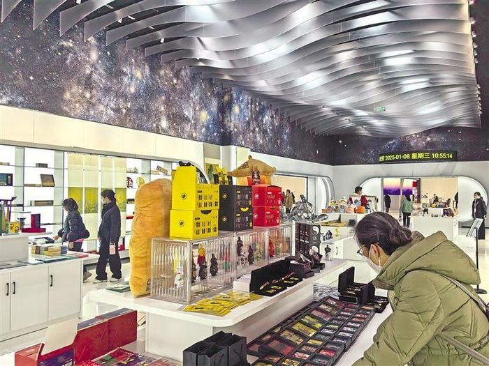 游客在长安云内的文创商店选购文创产品（资料照片）。