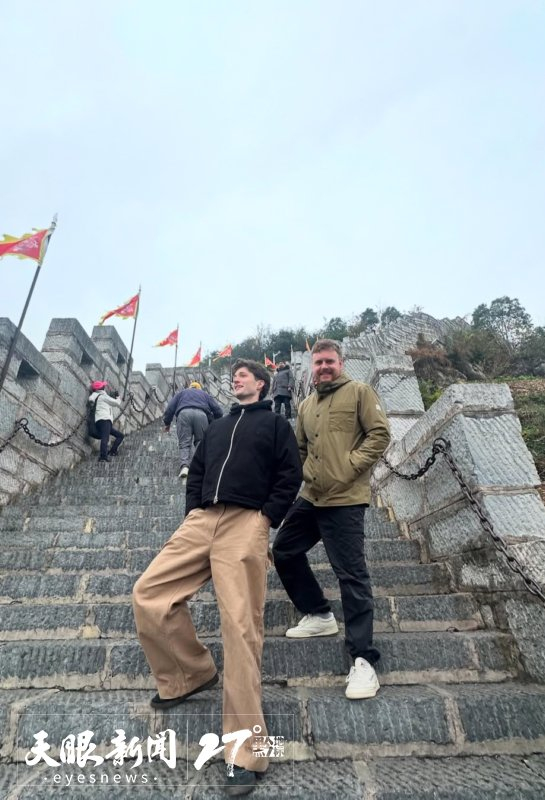 英国歌手Henry Moodie（左一）来贵阳拍摄MV。
