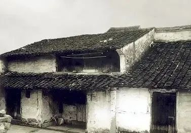 图为：1984年陈阿裕白手起家的小作坊，图源：企业官网