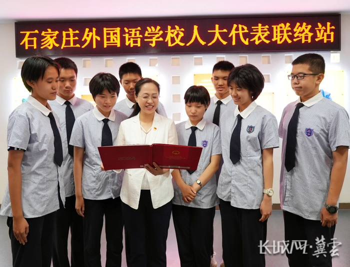 裴红霞在学校人大代表联络站为学生宣讲人民代表大会制度。石家庄外国语学校 供图