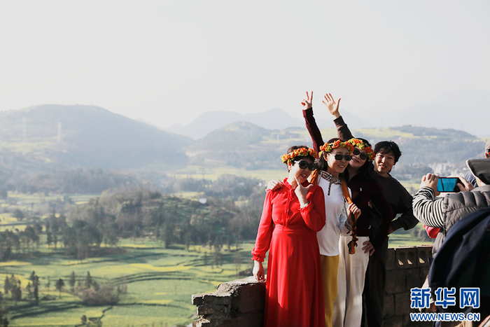 游客在罗平螺丝田景区拍照留念（3月4日摄）。新华网 李娜 摄