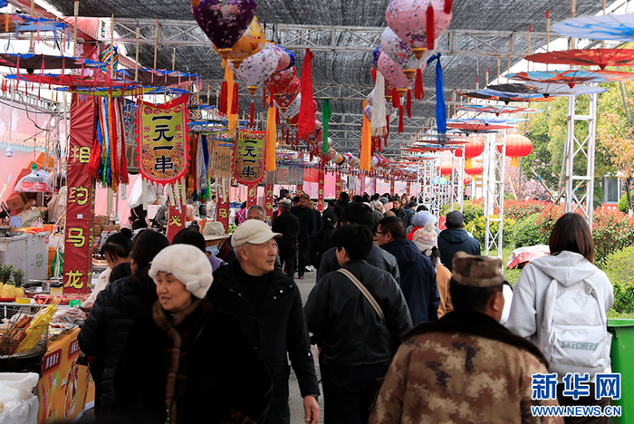 特色美食区游人如织（3月7日摄）。新华网 李娜 摄
