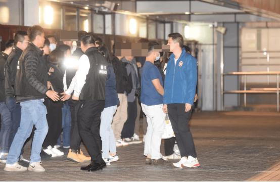 香港特区保安局最新成功营救的6名香港人士，其中5人于7日晚返港图：环球时报援引自香港星岛网