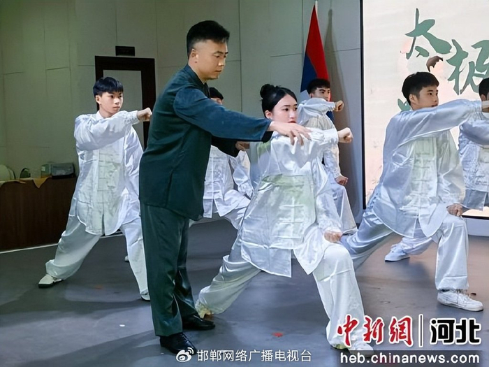 图为在老挝中国文化中心，卢氏太极第五代传承人卢尚奇在指导当地学生。 单福高 摄