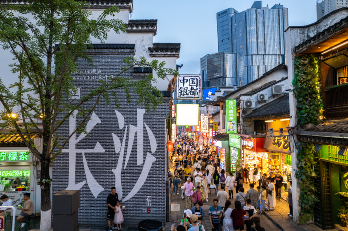 ▲游客在长沙市天心区太平老街打卡、游玩。（图源：新华社）