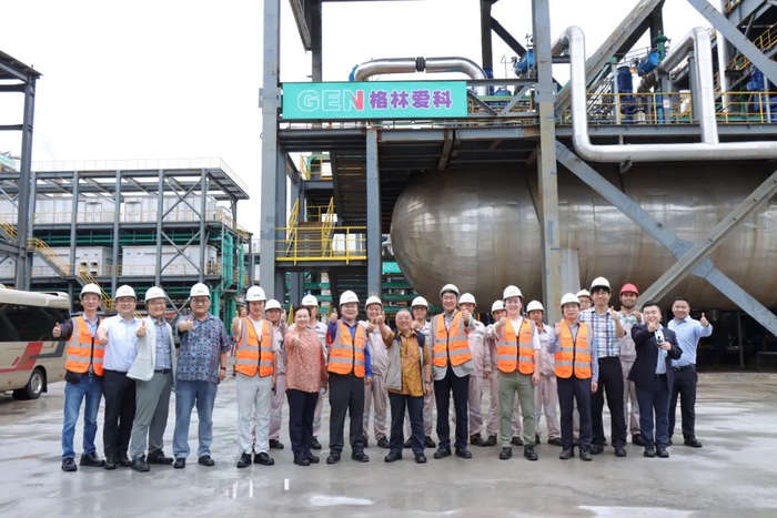 ▲许开华董事长与ECOPRO李东彩会长（前排中）一行在双方合资HPAL项目——格林爱科高压反应釜前合影