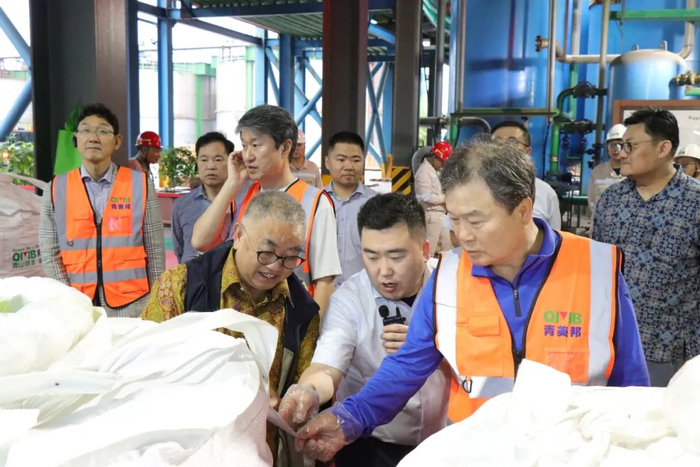 ▲许开华董事长（前排左一）陪同ECOPRO李东彩会长（前排右一）深入MHP后处理车间考察交流