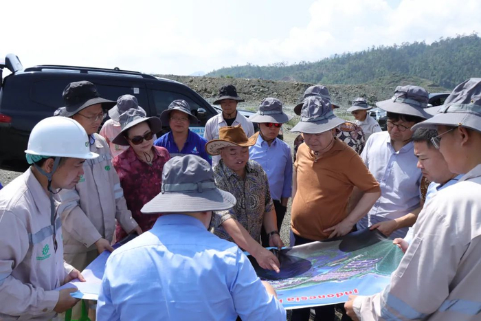 ▲许开华董事长向李东彩会长介绍IGIP园区设计规划