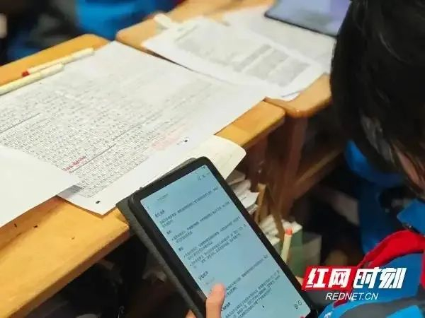 ▲湖南师大附中梅溪湖中学C2407思齐班作为实验班级，率先开启了人工智能与语文教学融合的创新之旅。