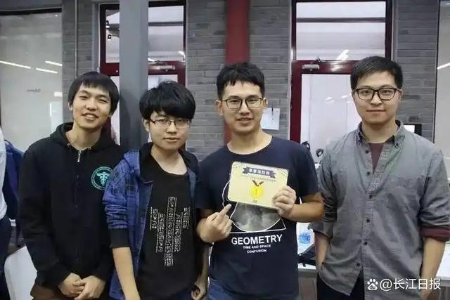 2016年10月的肖弘（右二）和创业团队。图源：华科大启明学院官网