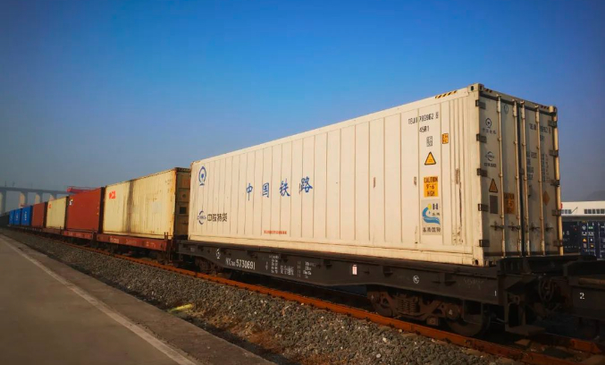 ▲1月1日，首列中老铁路万象——怀化东南亚水果自营直接进口冷链班列运抵怀化国际陆港。（图源：怀化日报）