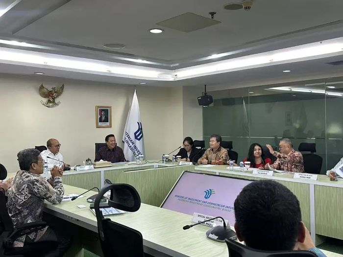 ▲许开华董事长（右一）向罗桑部长、加里波第主席、李东彩会长介绍IGIP项目